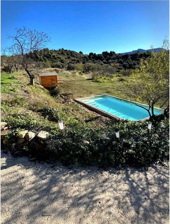 Piscina en una ladera verde entre montañas