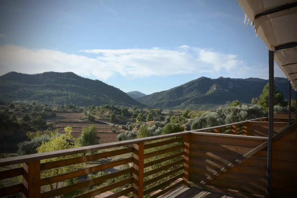 Terraza de madera con vistas a la sierra