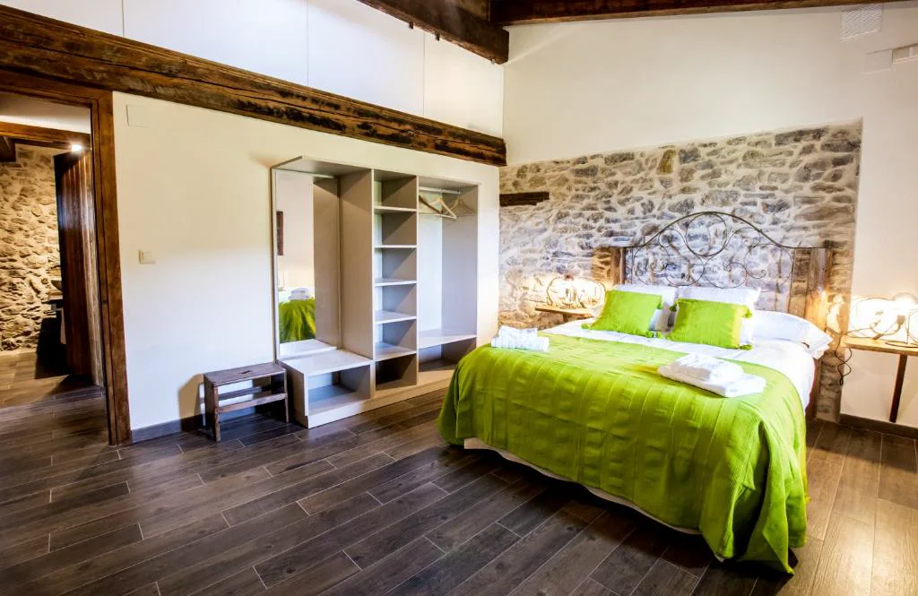 Habitación con cama y pared verde