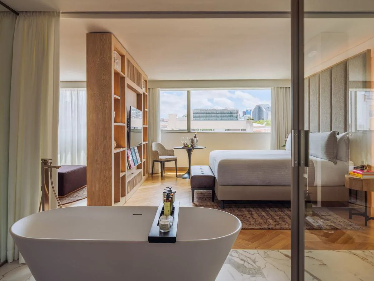 Suite con bañera exenta y vistas a Lisboa en ME by Meliá Lisbon
