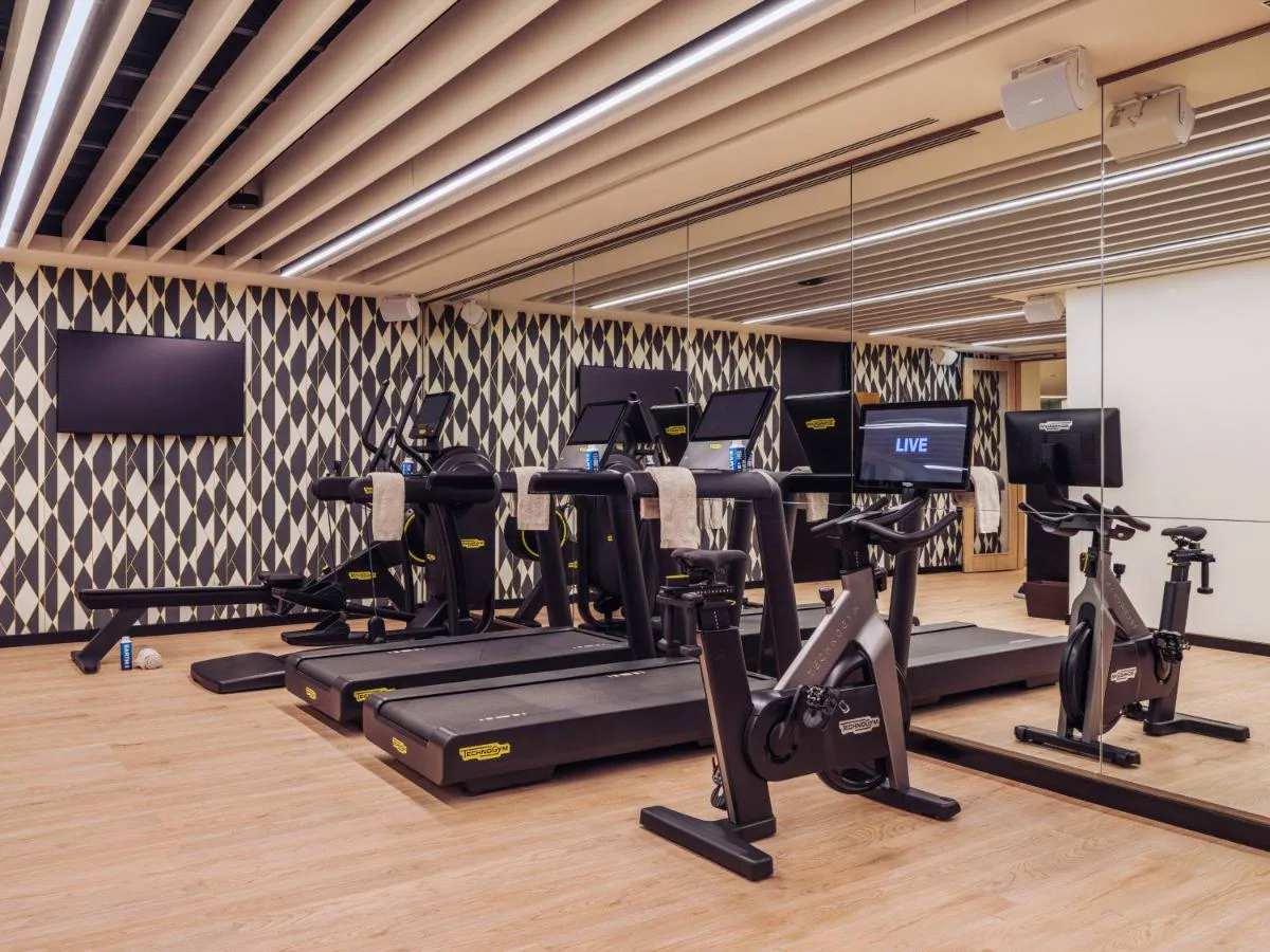 Gimnasio de ME by Meliá Lisbon con equipamiento Technogym