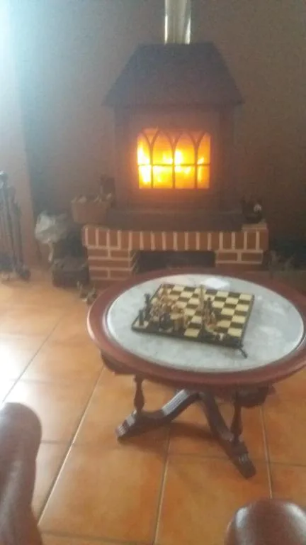 Chimenea encendida junto a una mesa de ajedrez