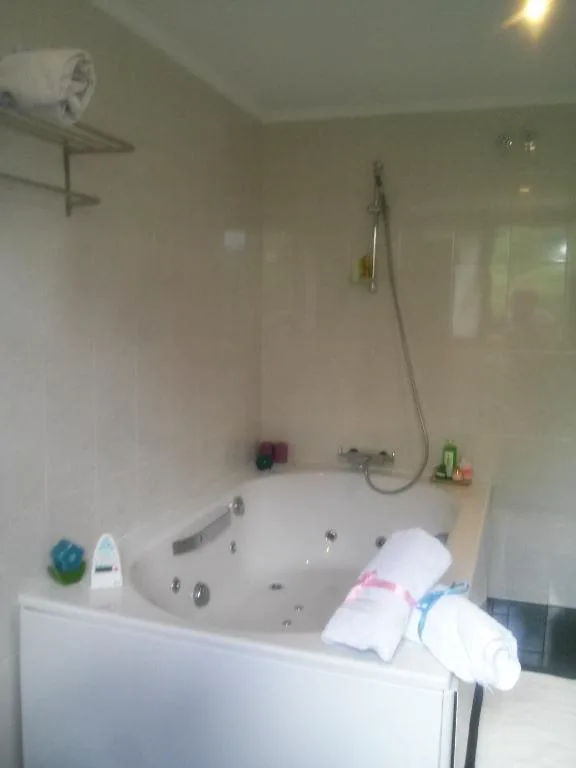 Baño con bañera de hidromasaje