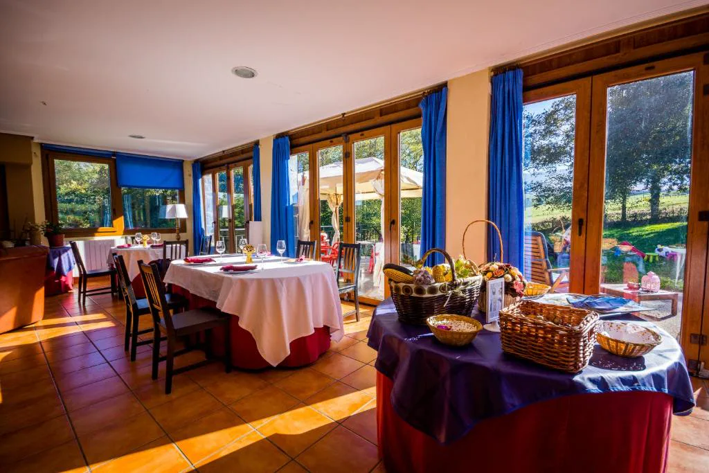 Comedor con cristaleras y mesas preparadas