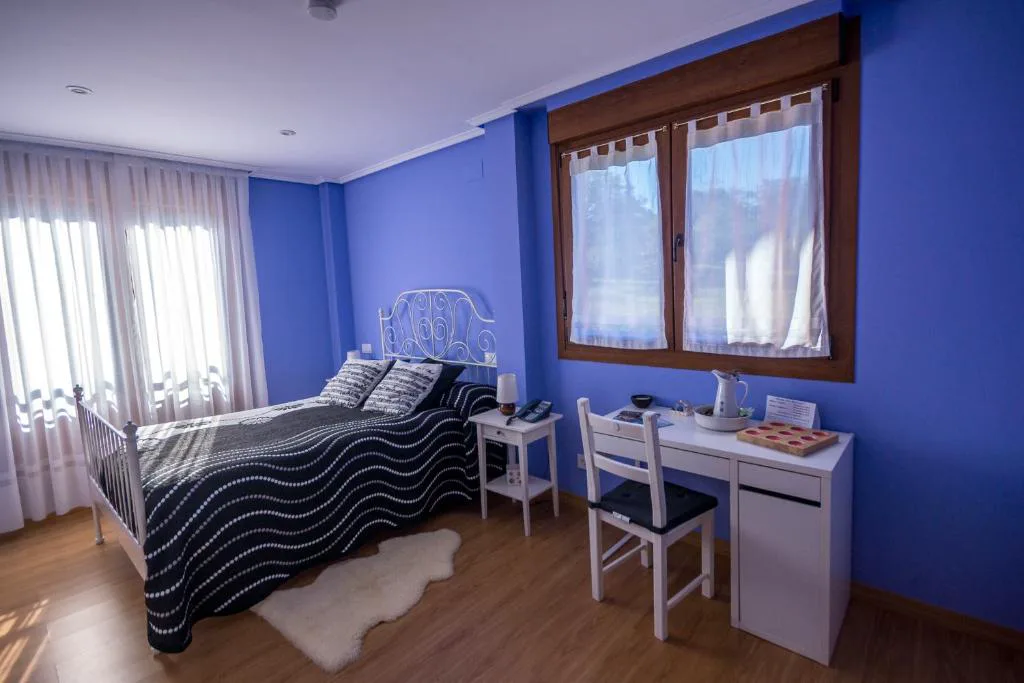 Habitación con paredes azules y escritorio
