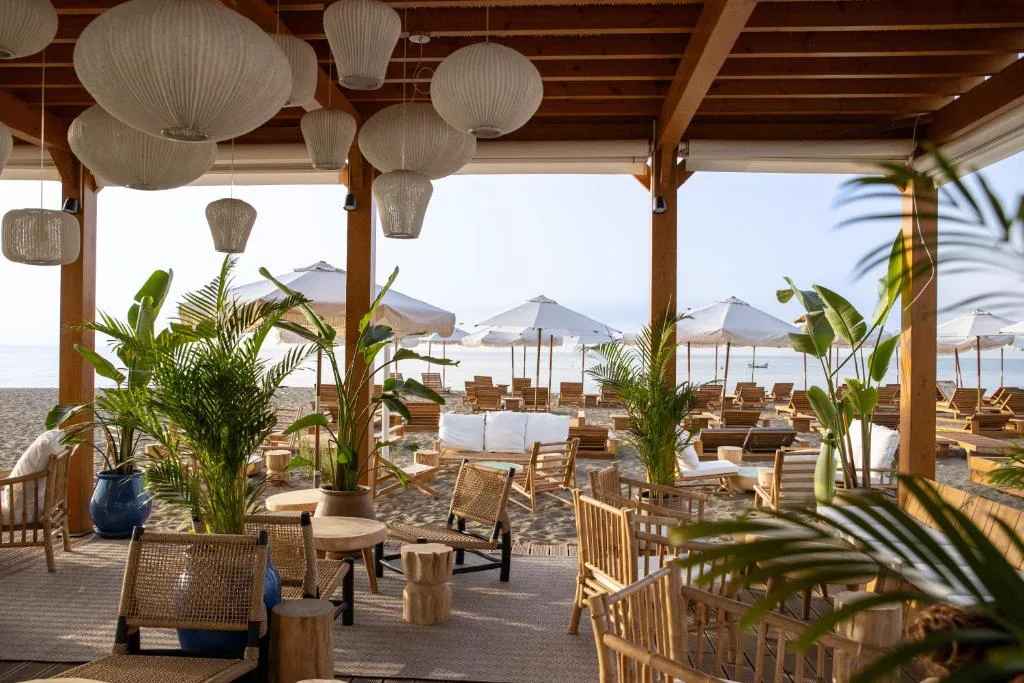 Restaurante-terraza con farolillos de mimbre y plantas