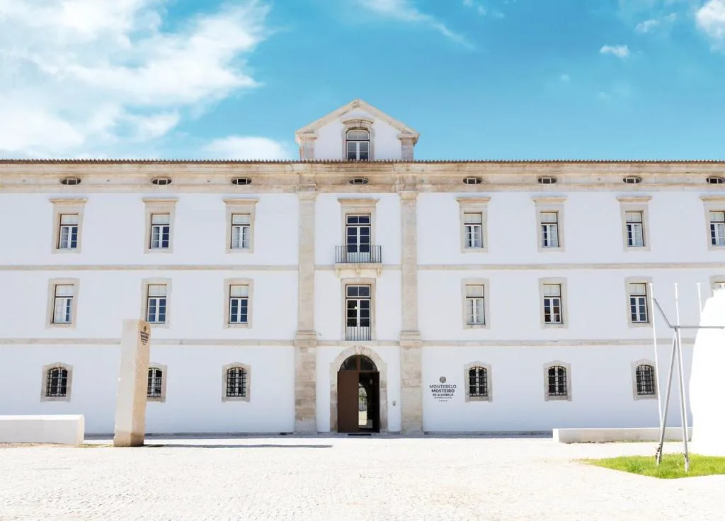 Fachada principal del Montebelo Mosteiro de Alcobaça Historic Hotel