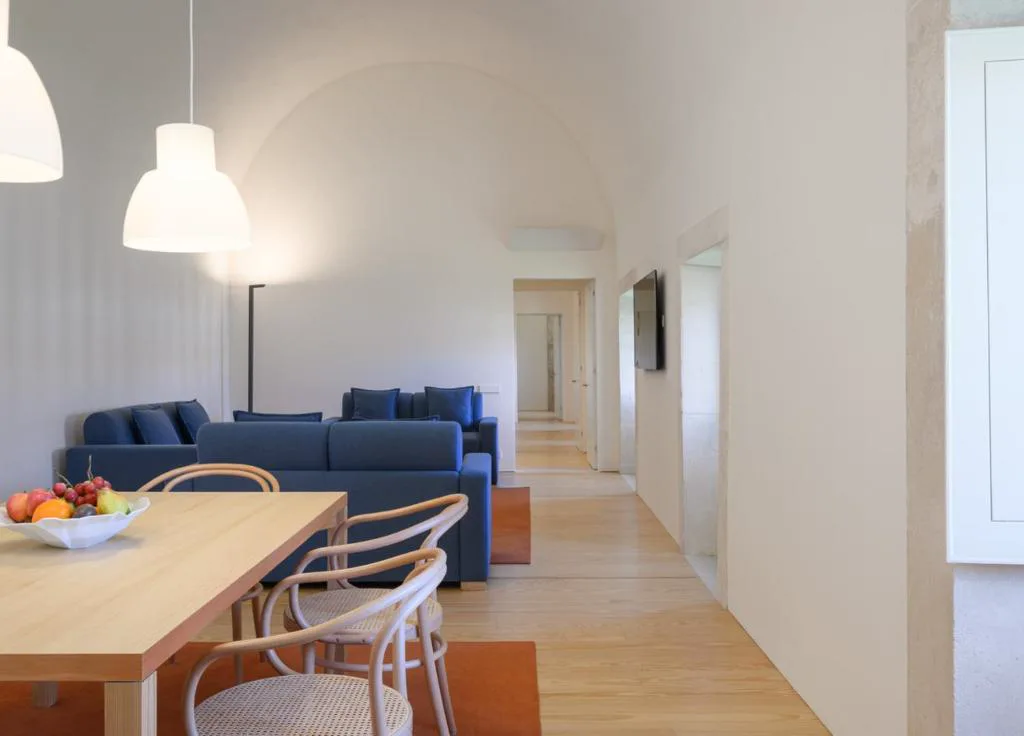 Suite con techo abovedado y salón contemporáneo, Montebelo Mosteiro de Alcobaça