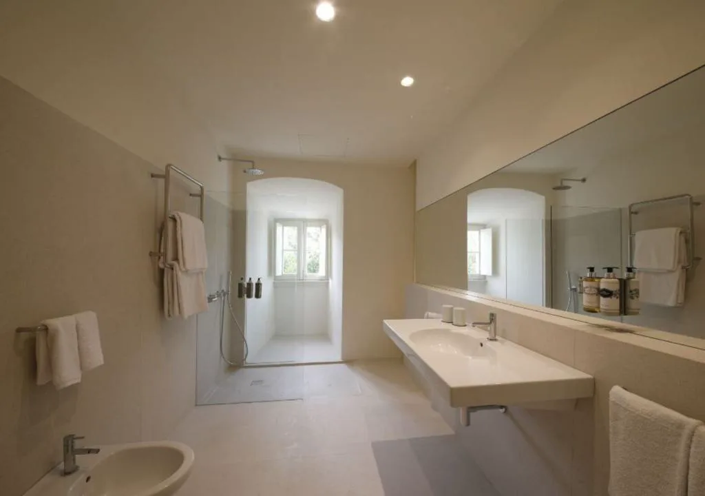 Baño amplio con ducha independiente y luz natural, Montebelo Mosteiro de Alcobaça