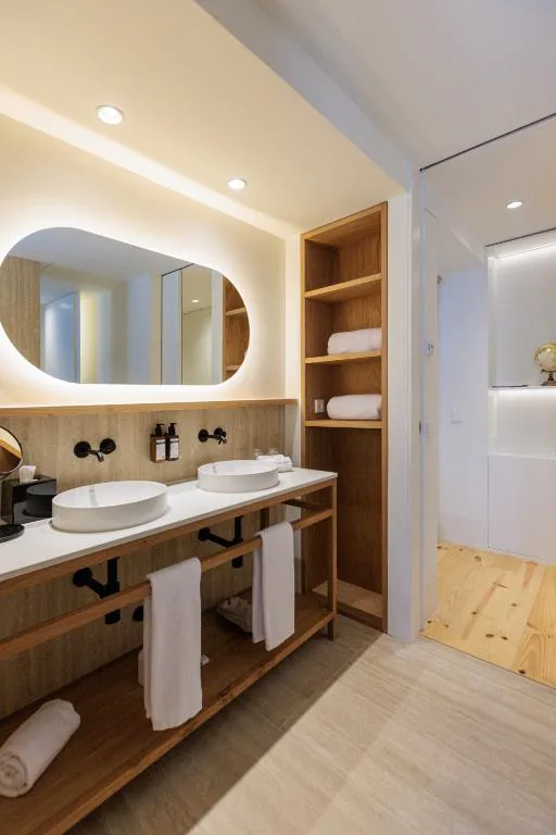 Baño con doble lavabo y armario de madera, MS Collection Arouca