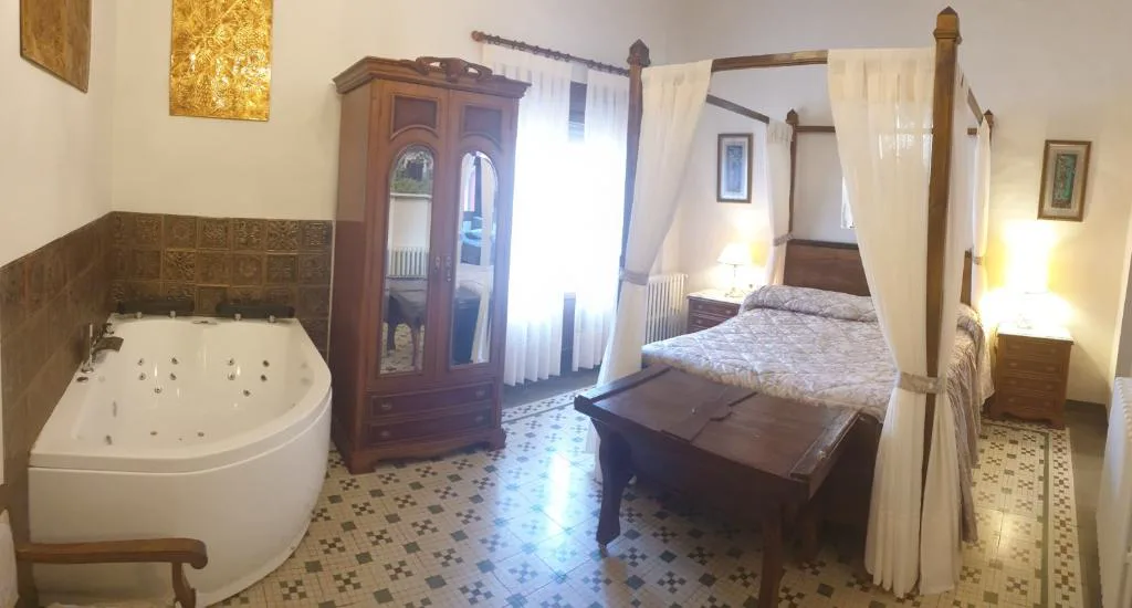 Habitación con bañera de hidromasaje esquinera
