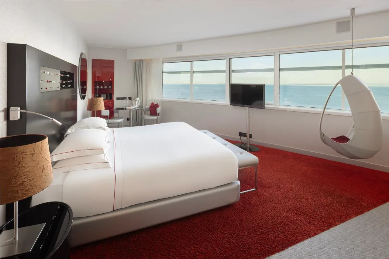 Suite con vistas al río Tajo y silla colgante en MYRIAD by SANA Hotels