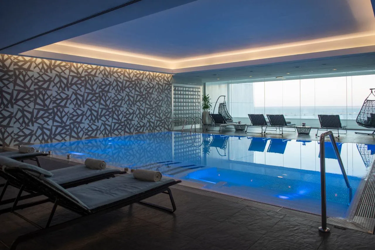 Piscina cubierta del spa Sayanna Wellness con vistas al Tajo