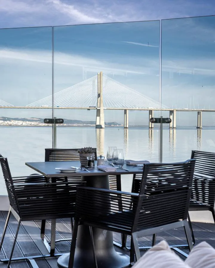 Terraza con vistas al puente Vasco da Gama desde MYRIAD by SANA Hotels
