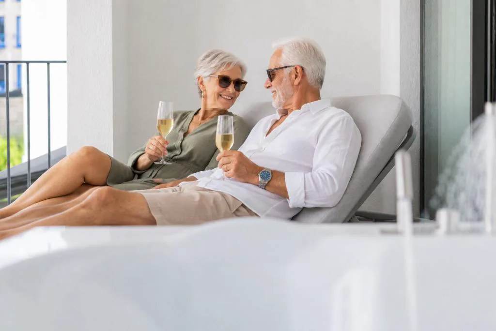 Pareja con una copa junto a la bañera