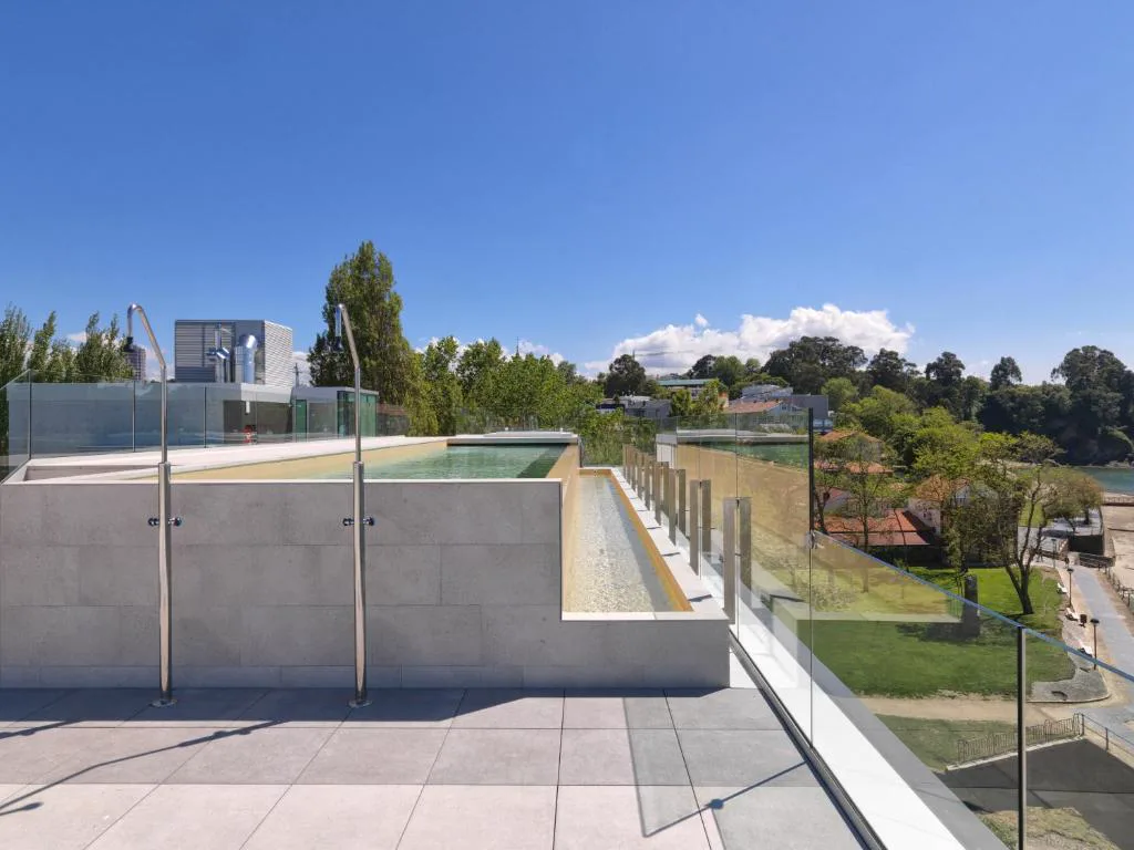 Piscina infinita en la azotea con vistas a la bahía y al pueblo de Santa Cruz, Noa Boutique Hotel