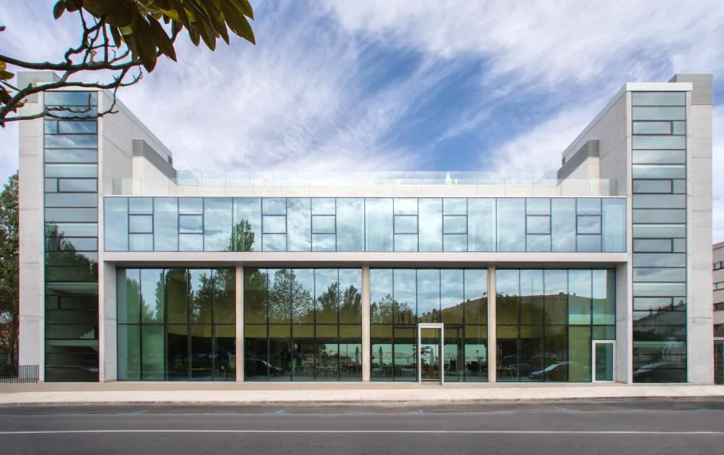 Fachada acristalada de diseño contemporáneo del hotel frente a la calle, Noa Boutique Hotel