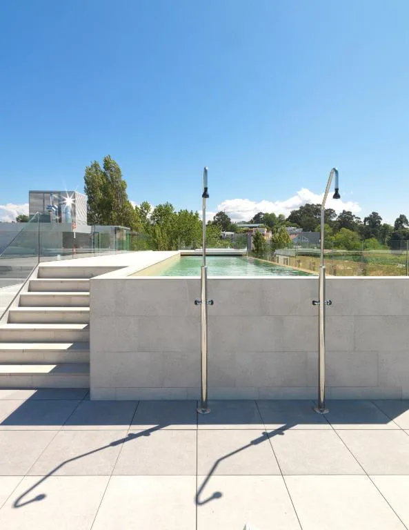 Duchas exteriores junto a la piscina infinita de la azotea, Noa Boutique Hotel