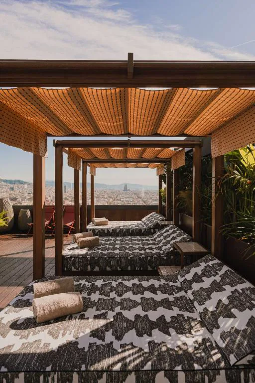 Cama balinesa con pérgola de madera en la terraza