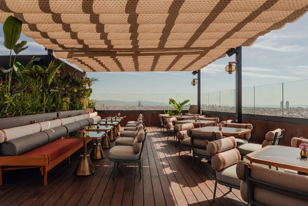 Terraza restaurante con pérgola y sofás