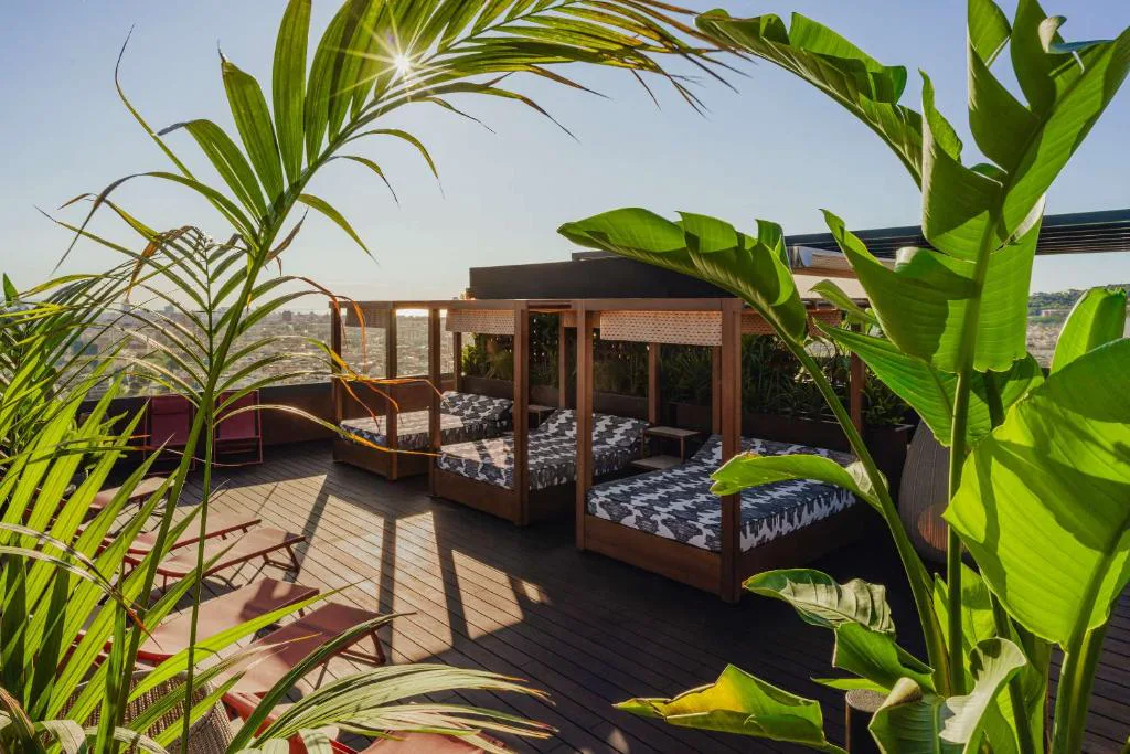 Cabinas de descanso rodeadas de plantas
