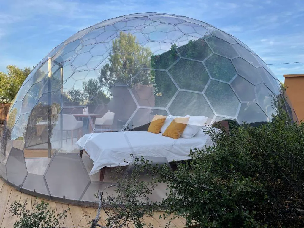 Cúpula transparente con cama doble