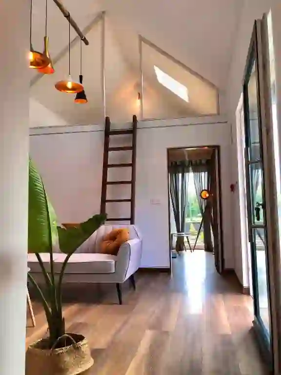 Salón abuhardillado con escalera de madera a la buhardilla, Casitas O Loureiro