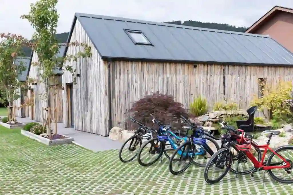 Fachada de madera de las casitas O Loureiro con bicicletas y jardín