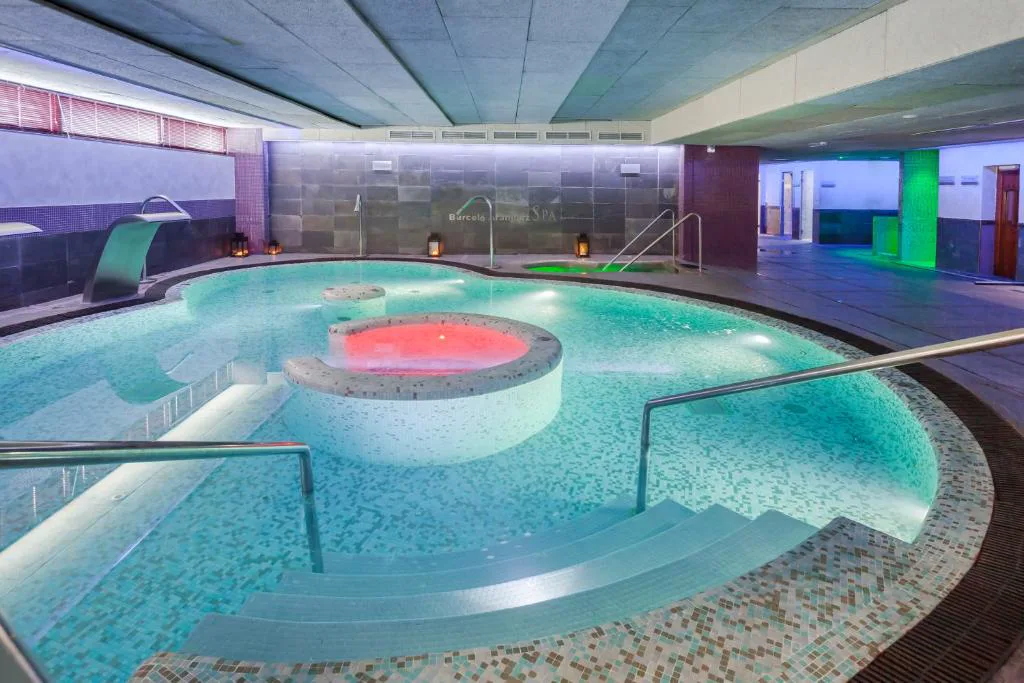 Piscina circular del spa con cúpula y luz roja
