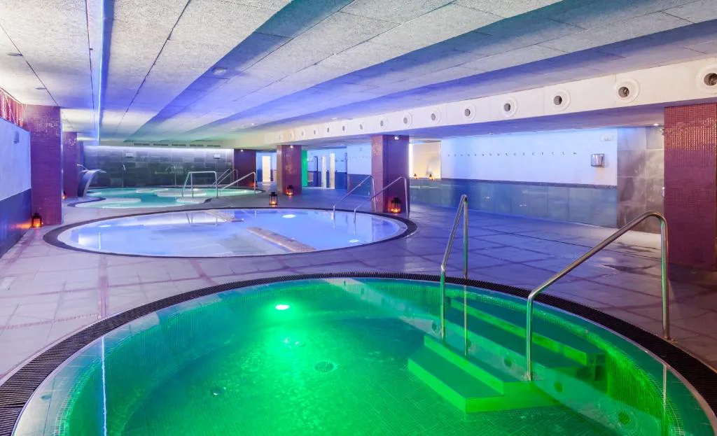 Piscina cubierta del spa con corrientes de luz verde