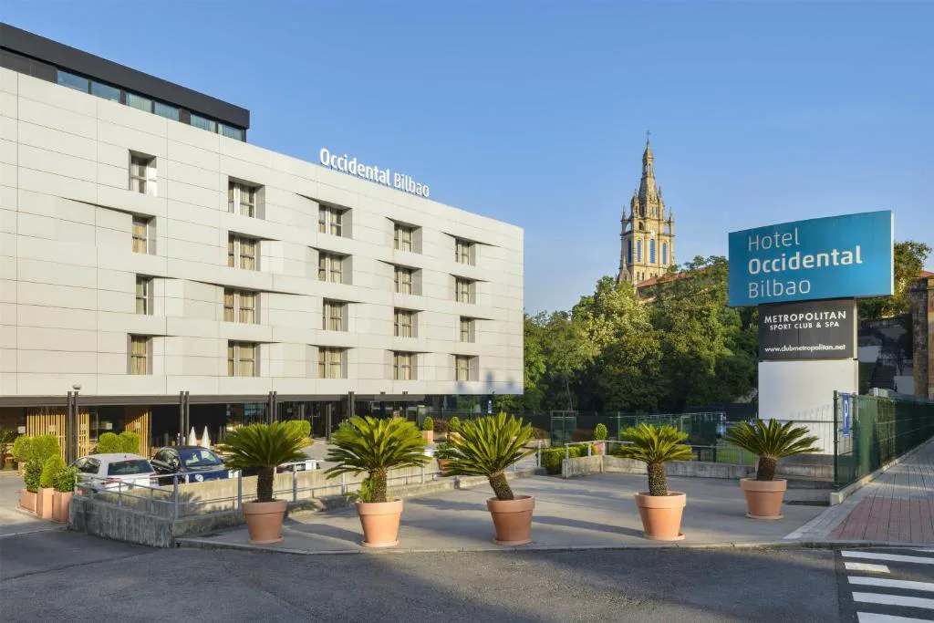 Fachada del hotel junto a la basílica