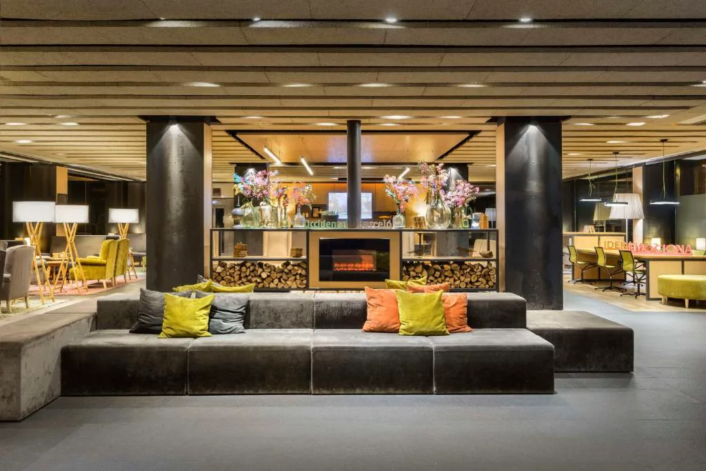 Salón con sofás y chimenea