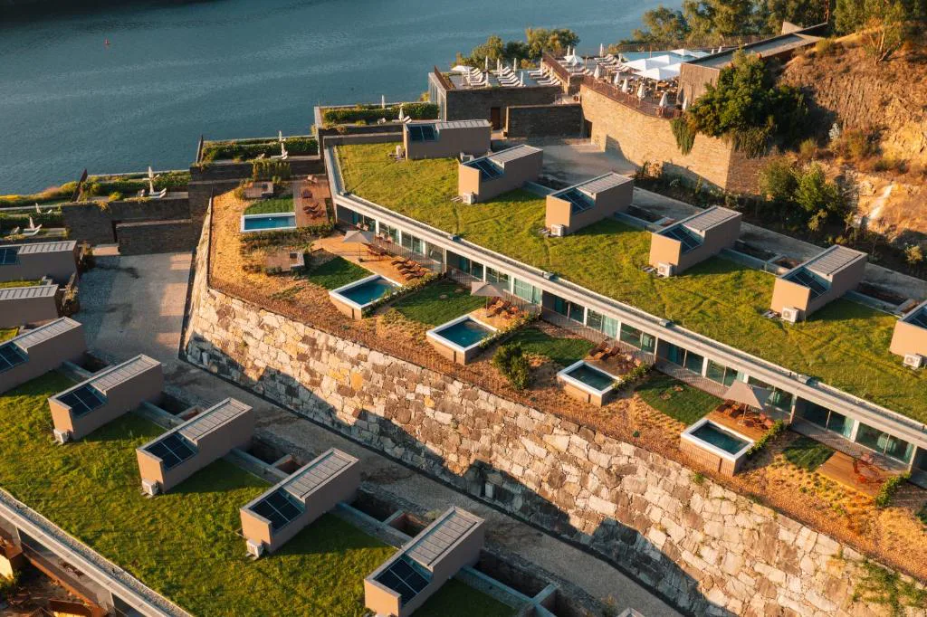 Vista aérea de las villas con piscina privada del Octant Douro sobre el río