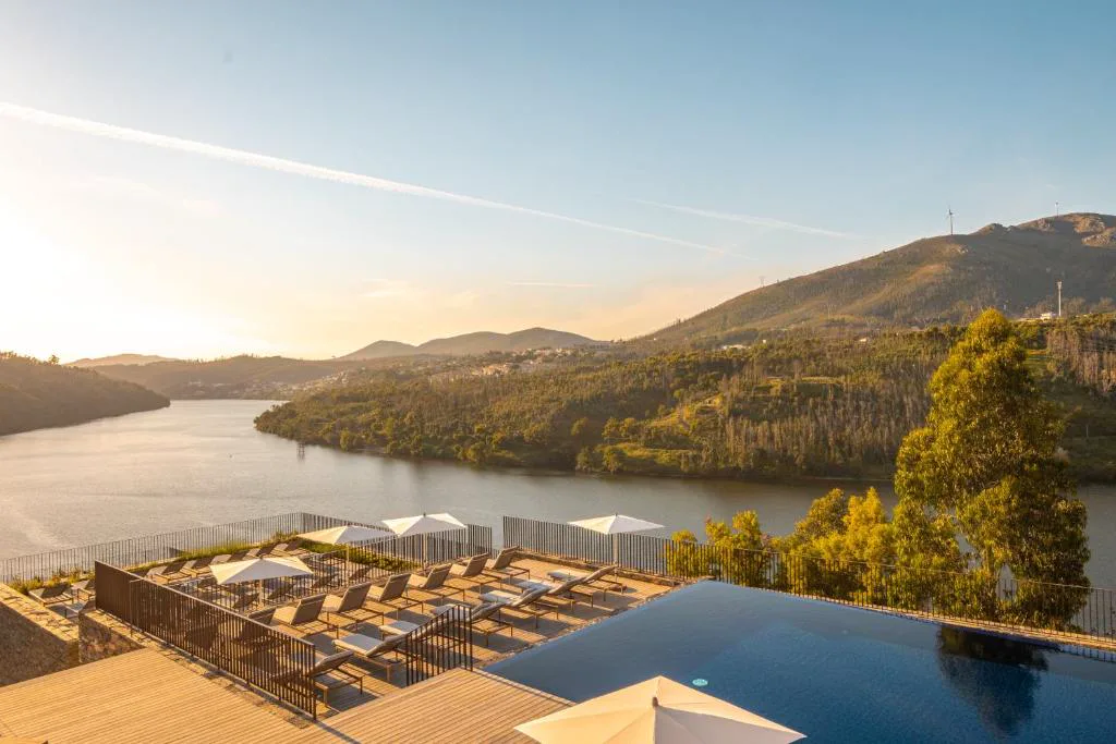 Piscina infinita al atardecer con vistas al río Duero, Octant Douro