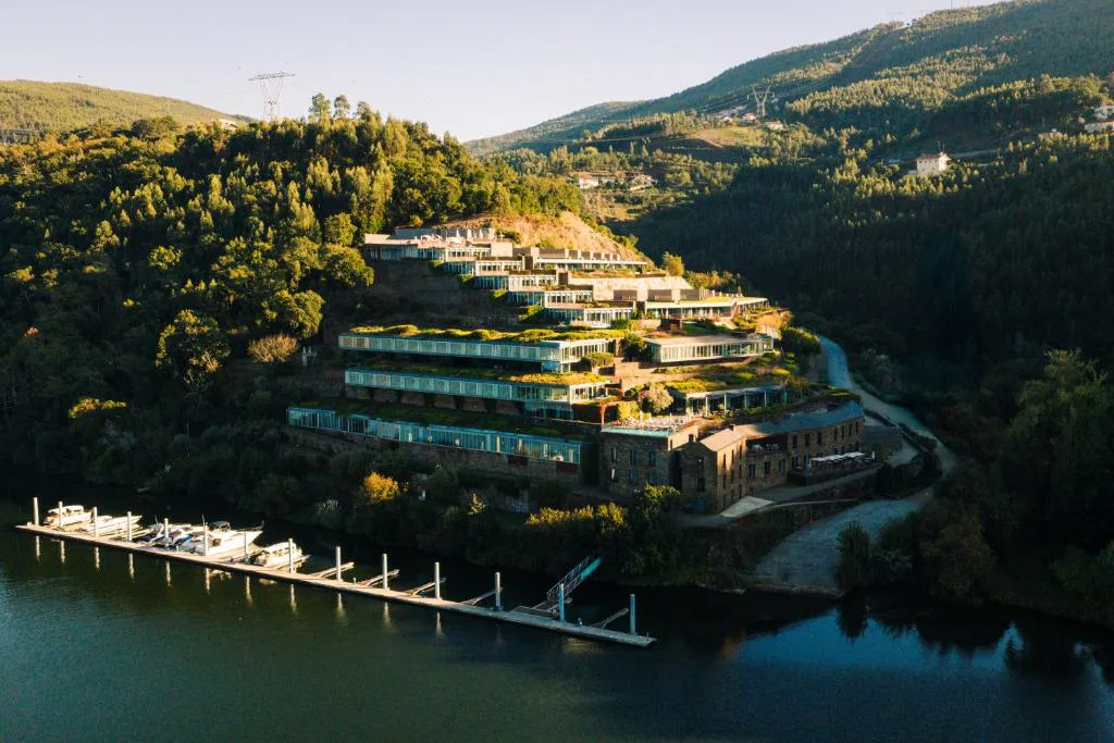 Vista aérea del Octant Douro escalonado sobre la orilla del río Duero, con su muelle propio, Castelo de Paiva