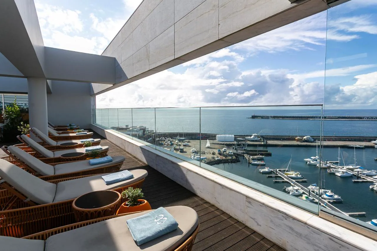Terraza del spa de Octant Ponta Delgada con vistas al puerto