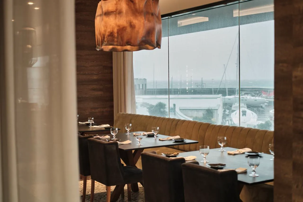 Restaurante À Terra de Octant Ponta Delgada con vistas al puerto