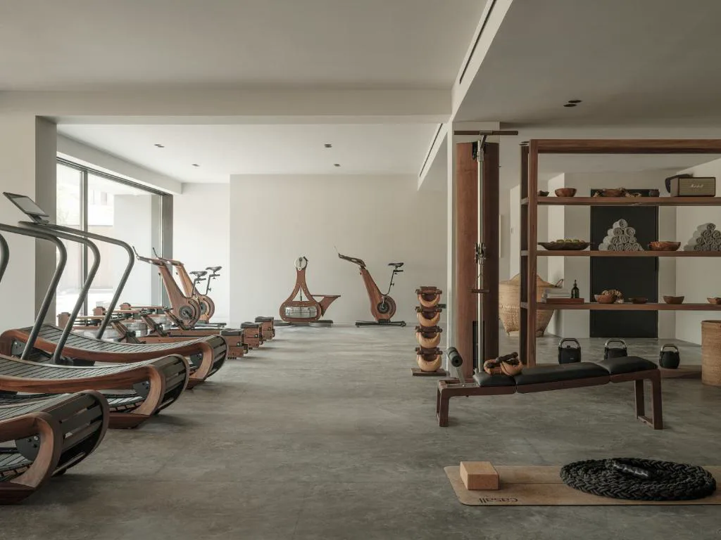 Gimnasio de diseño con máquinas de madera y pesas artesanales, OKU Ibiza