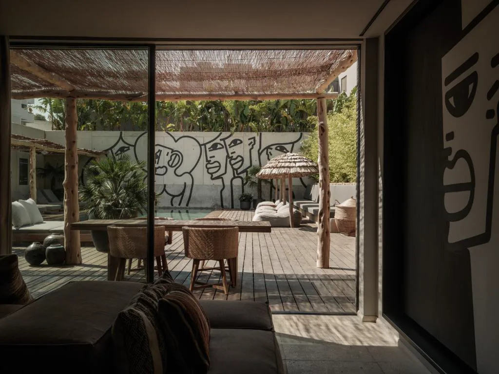 Dormitorio de diseño minimalista con arte en blanco y negro, OKU Ibiza