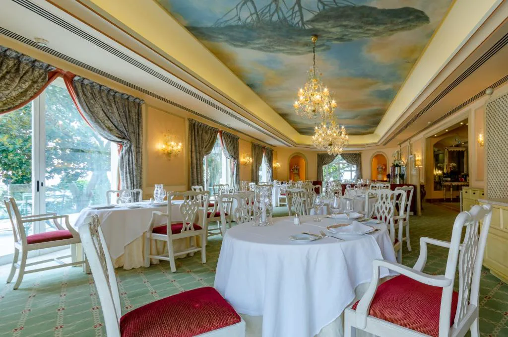 Comedor con techo pintado y arañas de cristal, Olissippo Lapa Palace