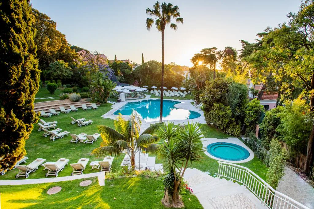 Jardín subtropical y piscina del Olissippo Lapa Palace al atardecer, sobre una colina de Lapa, Lisboa