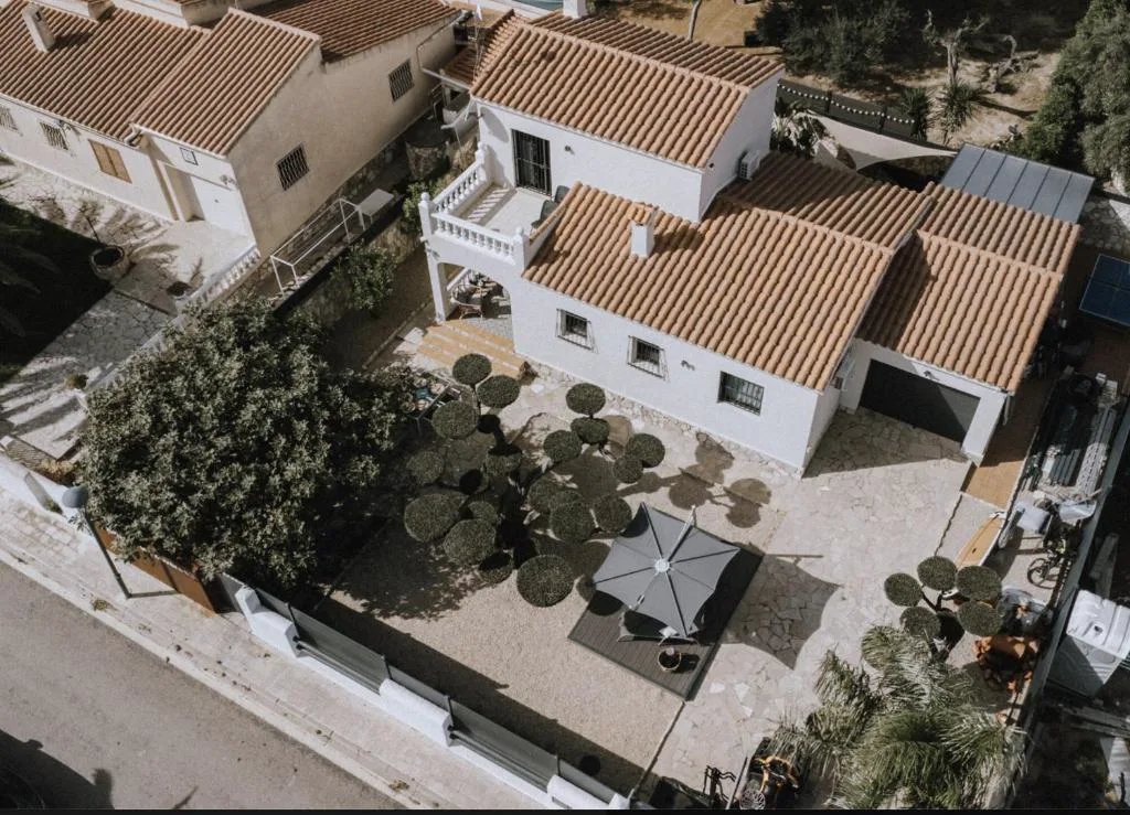Vista aérea de la casa blanca con tejas