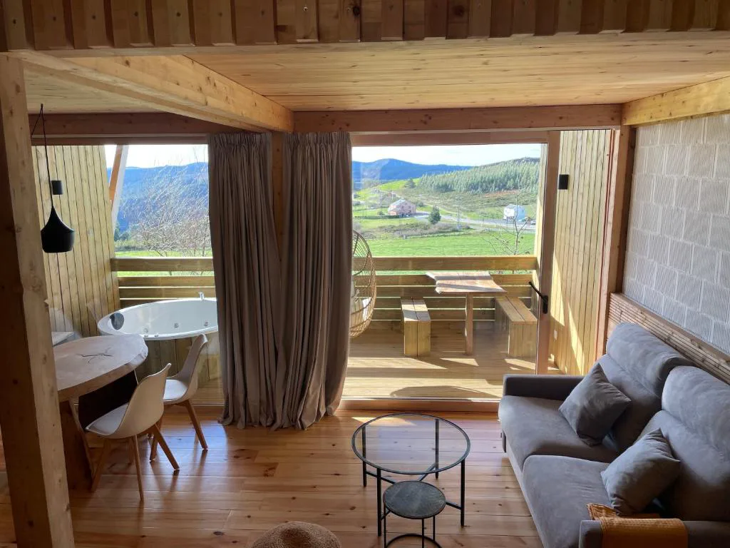 Detalle de la bañera de hidromasaje con cortina y vistas a las montañas, Olladas de Barbeitos