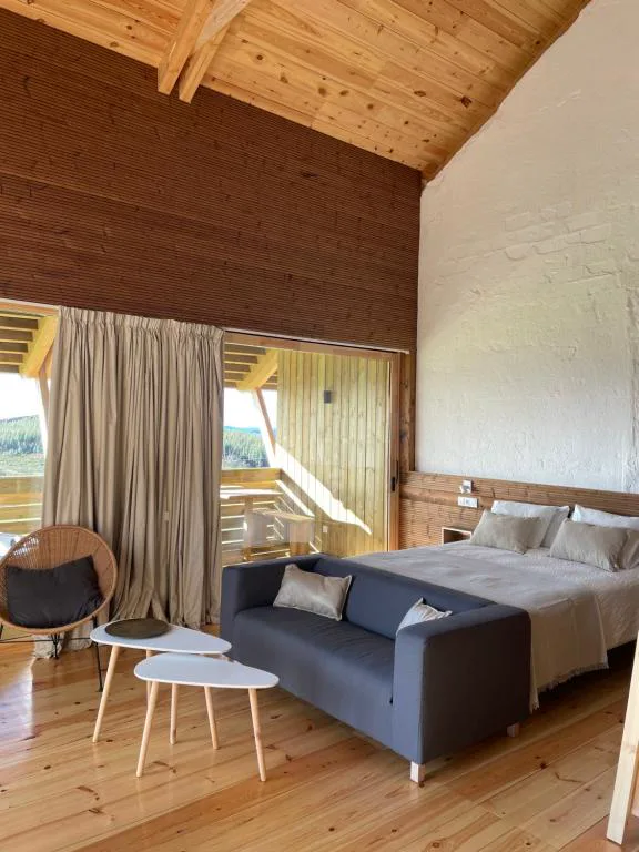 Dormitorio con sofá y balcón con vistas a la Serra dos Ancares, Olladas de Barbeitos