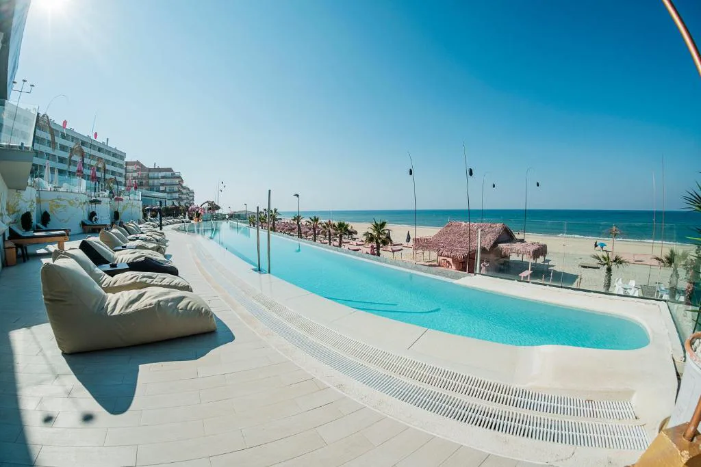 Piscina alargada con puffs junto a la playa de Matalascañas