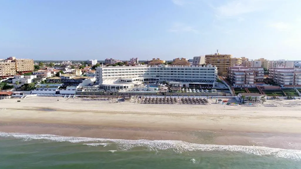 Vista aérea del hotel y la playa