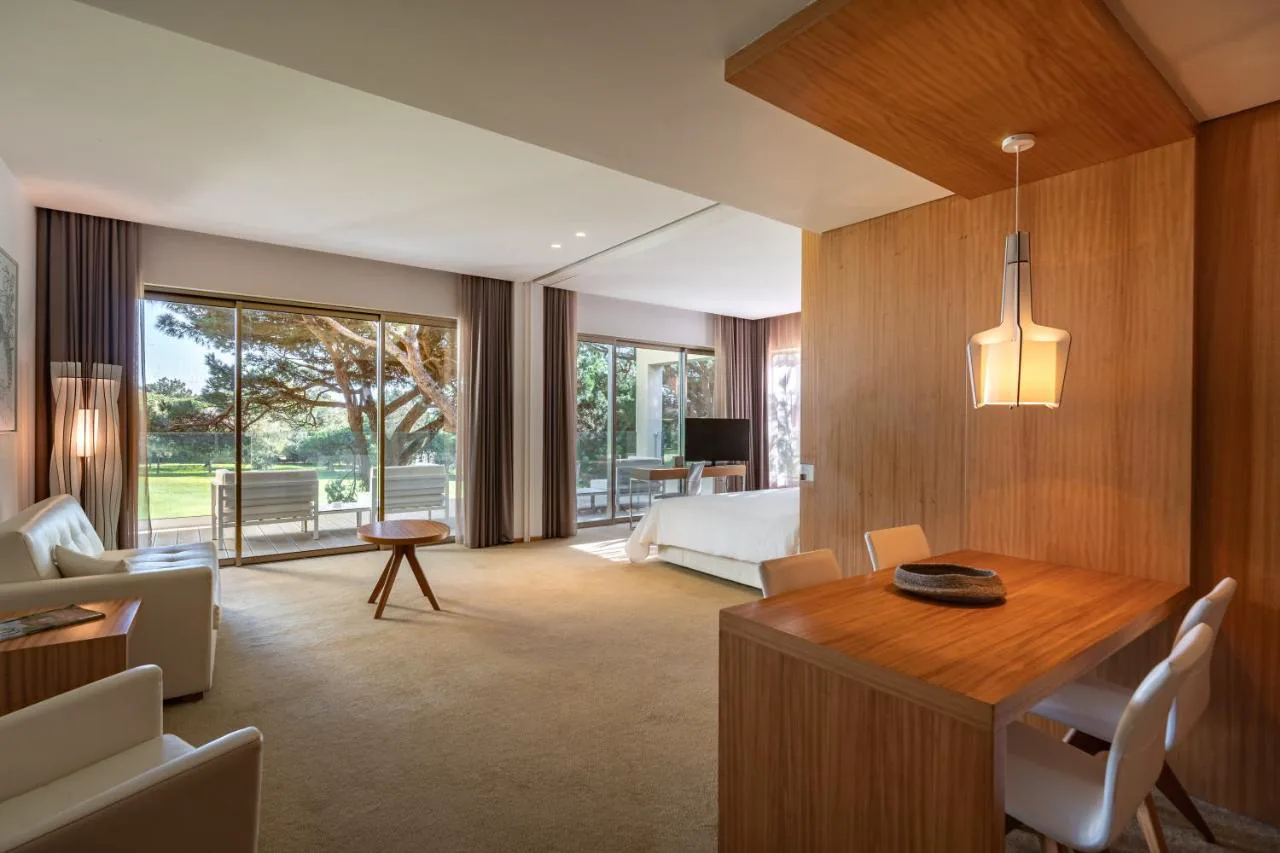 Suite amplia con vistas al jardín en Onyria Marinha Cascais