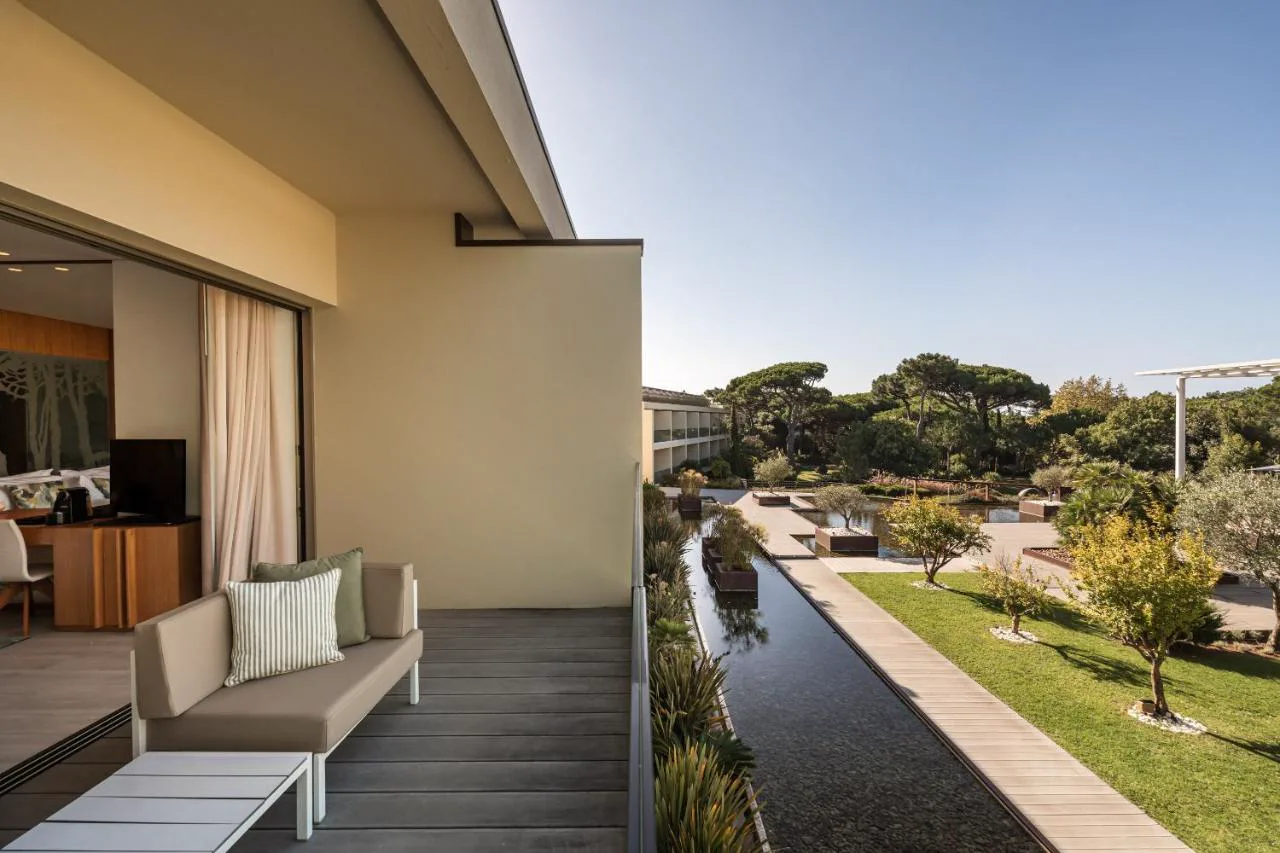 Terraza con jardín acuático en Onyria Marinha Cascais