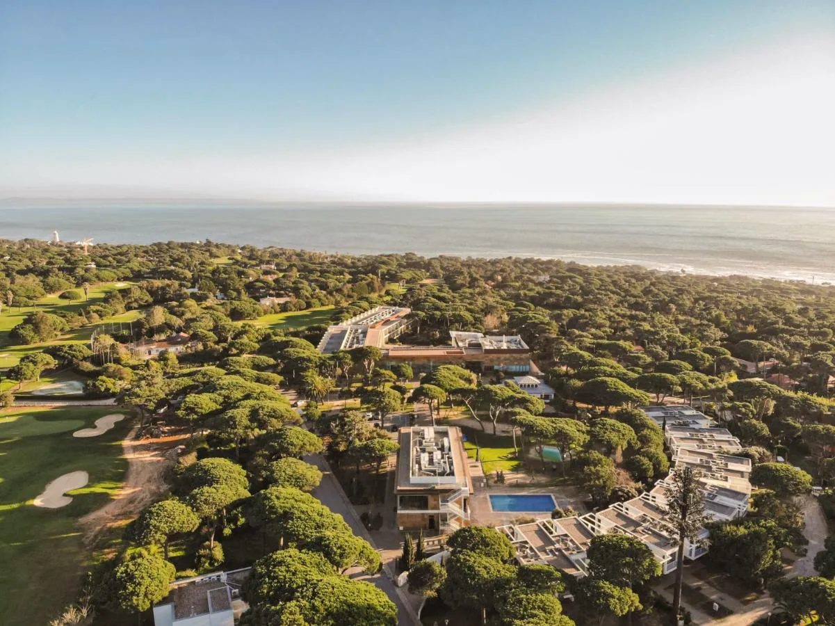 Vista aérea de Onyria Marinha Cascais entre pinares junto al mar