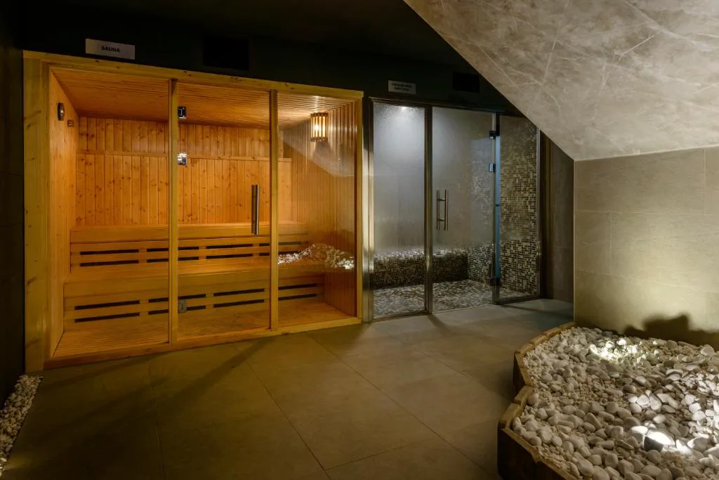 Sauna de madera en la zona de spa